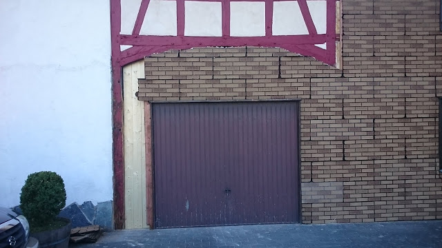 Scheunentor noch mit dem alten Tor für eine Garage.