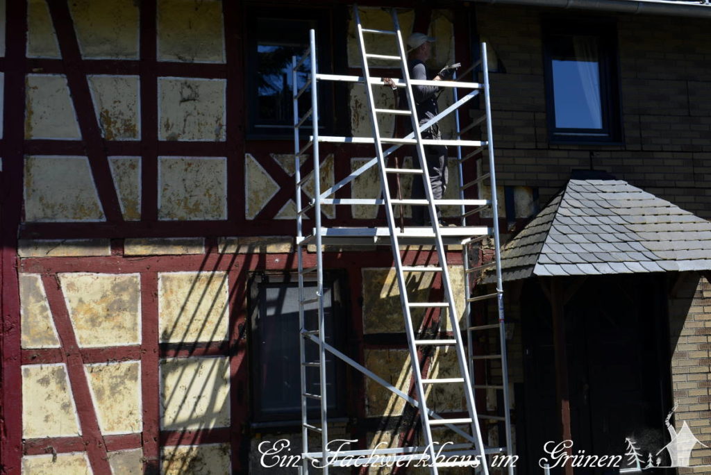 Fachwerk sanieren. Die Fassade ist teilweise freigelegt.