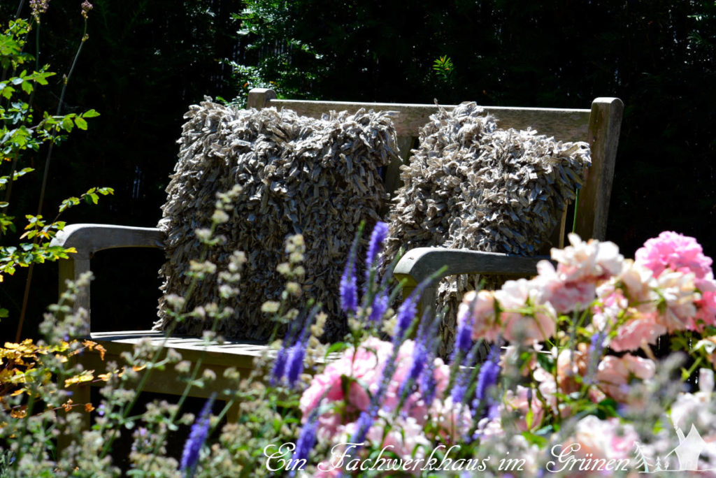 Der Sitzplatz im Rosengarten für entspannte Stunden zu zweit.