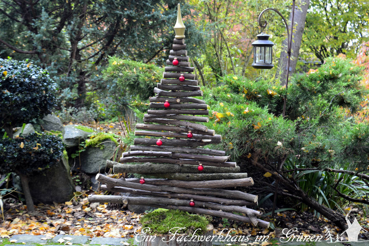 Ein Weihnachtsbaum aus alten Ästen.