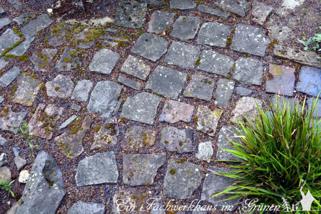 Feldbrandsteine und Pflastersteine wild durcheinander.