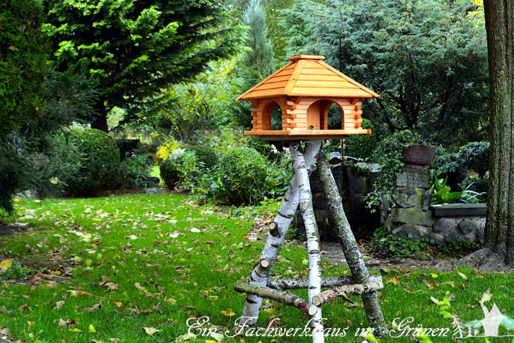 Unser neues Vogelfutterhaus im Garten.