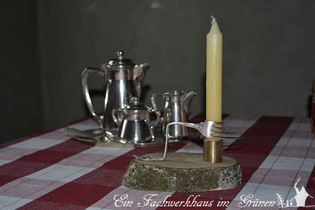 Silber, Messing, Holz — ein Kerzenständer, und ein Geschenk