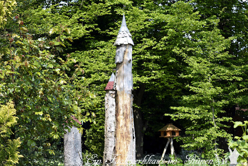 Totholz als Element der Gestaltung im Garten.